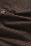 gros plan sur le tissu seersucker texturé, léger et respirant, surchemise zander marron homme nouvelle collection