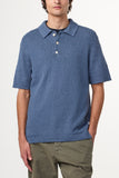 Pull Polo S/S Randy Yarn Navy NN.07 porté par un modèle. Coupe fluide et ajustée, parfaite pour un look casual chic. S’accorde facilement avec un chino, un jean ou un pantalon habillé.