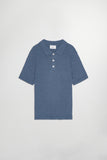 Pull Polo S/S Randy Yarn Navy NN.07, manches courtes et col polo élégant. Confectionné en maille légère pour un confort optimal. Teinte bleu marine intemporelle, parfaite pour un style chic et décontracté.