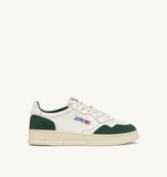 Profil droit des sneakers Autry Medalist GS42 blanches et vertes en cuir et daim, look rétro, dispo Versailles