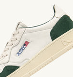 Zoom sur le logo Autry des baskets Medalist GS42 blanches et vertes, détail cuir, dispo à Versailles. Seeyoustore