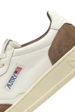 SNEAKERS MEDALIST CUIR DE VEAU BLANC SUEDE MARRON AUTRY VERSAILLES CASUAL CHIC