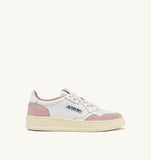 Profil droit des Autry Medalist GS36 rose pâle et blanches en cuir et daim, sneakers femme, dispo à Versailles