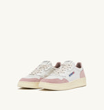 Baskets Autry Medalist GS36 blanches et rose pâle en daim, vue de face, dispo boutique Versailles. seeyoustore