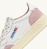 Zoom sur le logo Autry des Medalist GS36 rose pâle, détails cuir, baskets femme dispo à Versailles