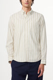 Chemise Arne Twill Moss Stripes NN.07 portée par un modèle. Coupe fluide et moderne, idéale pour un style casual chic ou plus habillé. Parfaite avec un jean, un chino ou sous un blazer. Disponible dans notre boutique à Versailles.