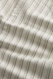 Gros plan sur le twill de coton de la Chemise Arne Twill Moss Stripes NN.07. Texture douce et légèrement texturée pour un toucher agréable et une meilleure résistance. Coutures précises et finitions impeccables. Essayez-la dans notre boutique à Versailles.