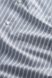 Détail du col classique et des boutons de la Chemise Arne Twill Blue White Stripes NN.07. Finitions haut de gamme avec patte de boutonnage discrète pour un rendu élégant. Disponible en exclusivité dans notre concept store à Versailles.