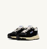 Un laçage beige contrasté et un design affirmé pour la basket Autry Hyperway noire, idéale en ville comme au quotidien.