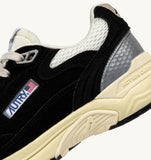 Zoom logo Autry sur Hyperway UM07 noires et blanc cassé, détails premium cuir et mesh, dispo à Versailles
