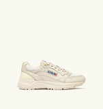 Autry Hyperway crème : une sneaker oversize au design vintage pour femme, disponible à Versailles.