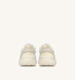 Le talon sculpté des baskets Autry Hyperway sublime la silhouette avec une touche rétro.
