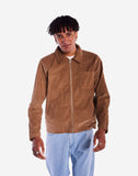 Blouson Austol taupe OLOW, confectionné en coton et polyester recyclé. Coupe droite, fermeture boutonnée et poches latérales discrètes. Un essentiel intemporel au style casual et écoresponsable.