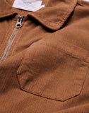 Gros plan sur le tissu du blouson Austol taupe OLOW. Mélange de coton et polyester recyclé, doux au toucher et résistant. Coutures précises et finitions soignées pour une veste durable et élégante.