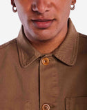 Détail du col et de la fermeture de la veste Chucalescue taupe OLOW. Col structuré et boutons solides pour un look moderne et fonctionnel. Matière de qualité pour un confort optimal.