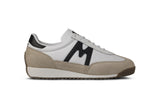 KARHU Mestari Silver Lining Black vue de profil. Son logo "M" iconique contrasté et sa combinaison de matériaux haut de gamme en font une sneaker intemporelle et tendance. Parfaite pour un look streetwear ou casual. Venez la découvrir chez SEE YOU à Versailles.