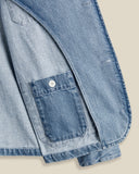Veste Labura en denim portée en total look denim ou avec un pantalon chino. Un incontournable du vestiaire masculin, à découvrir dans votre concept store SEE YOU à Versailles.