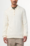 Pull Polo L/S Randy Yarn Beige NN.07 porté par un modèle. Coupe fluide et moderne, idéale pour un look casual chic. Parfaitement assorti avec un pantalon habillé, un chino ou un jean. Venez le découvrir dans notre boutique à Versailles.