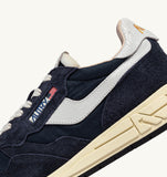 Zoom logo Autry sur Reelwind bleu marine et beige, détails premium cuir et mesh, sneakers homme, Versailles. seeyoustore