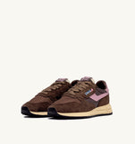 Avec leur laçage large et leur logo brodé sur la languette, les baskets Autry Reelwind femme affichent une allure sport-chic incontournable, disponible dans notre boutique à Versailles.