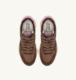 Découvrez les baskets Autry Reelwind femme en suède marron, un modèle rétro chic à retrouver dans notre boutique à Versailles.