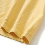T-Shirt Good On S/S Crew P-Straw jaune, gros plan du tissu doux et texturé avec des plis.