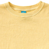 T-shirt Good On manches courtes col rond, coloris paille. Gros plan sur le col côtelé et le tissu en coton doux du vêtement.