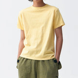 T-shirt Good On S/S Crew P-Straw jaune à manches courtes et col rond, porté par un homme.