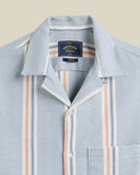 Chemise Radi Portuguese Flannel bleu clair à rayures blanches et oranges, en tissu texturé piqué avec col ouvert.