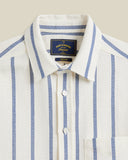 Chemise Piquet Stripe Bleue de Portuguese Flannel, chemise blanche crème à rayures bleues, texture piquée, col et boutons.