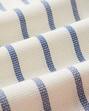 Détail de la Chemise Piquet Stripe Bleue de Portuguese Flannel: tissu blanc texturé avec fines rayures bleues.