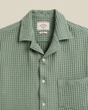 Chemise Cornelius Portuguese Flannel vert sauge texturée gaufrée avec col ouvert, boutons blancs et poche poitrine.