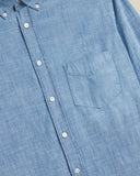 Chemise Chambray Bleu Portuguese Flannel, gros plan sur le tissu chambray texturé, les boutons blancs et la poche poitrine.
