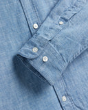 Chemise Chambray Bleu Portuguese Flannel, gros plan sur le poignet et les boutons blancs.