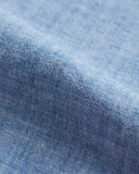 Chemise Chambray Bleu Portuguese Flannel, gros plan sur la texture du tissu bleu ciel délavé avec légers plis