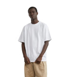 Mannequin masculin en T-shirt Essentiel Hortensia Blanc LATER... avec un pantalon ample beige et des baskets.