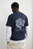 T-shirt Essentiel Hortensia Marine LATER... pour homme, de dos, avec un grand motif hortensia et texte au dos.