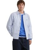 Mannequin portant la Surchemise ÉPURE Marine LATER..., un pull bleu, un short marine, des chaussettes et des chaussures.
