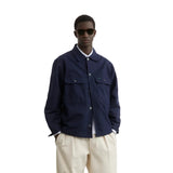 Homme portant un Blouson Worker Marine LATER..., chemise blanche, pantalon plissé beige et lunettes de soleil noires.