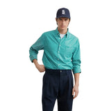 Homme portant la Chemise HEOL Rayures Vertes LATER... avec un pantalon marine, une casquette et des chaussures noires.