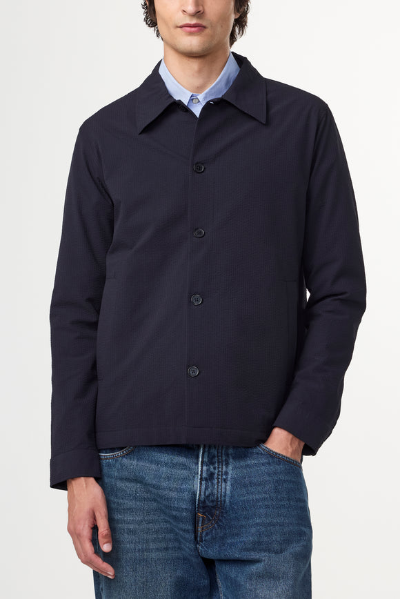 Découvrez notre chemise en seersucker Zander légère, élégante et parfaite pour l’été. Style casual chic avec tissu respirant et coupe parfaite.