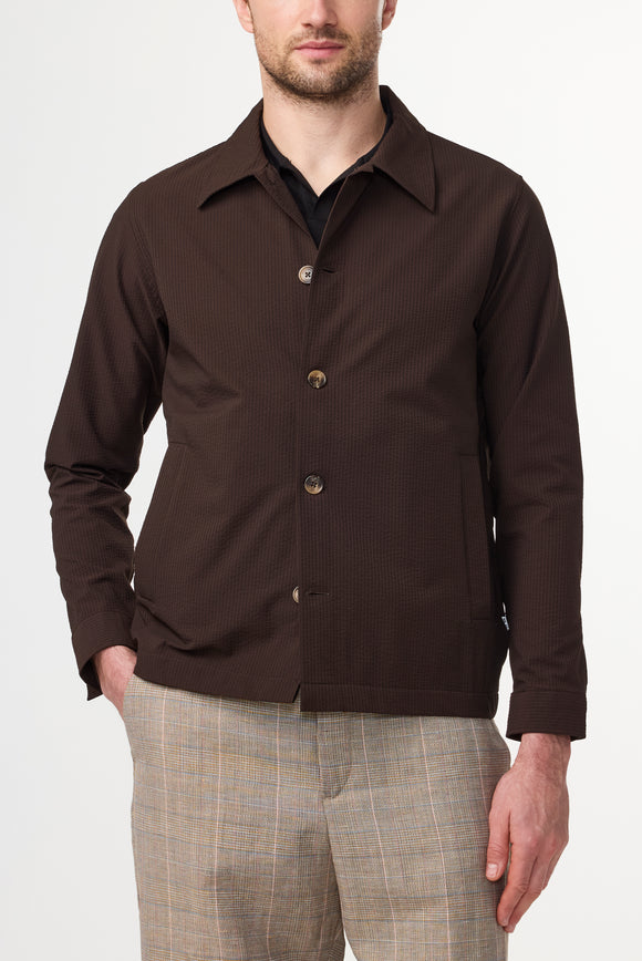 Homme portant une chemise en tissu seersucker, coupe classique, avec col et poches latérales inclinées no nationality 07 casual chic nouvelle collection