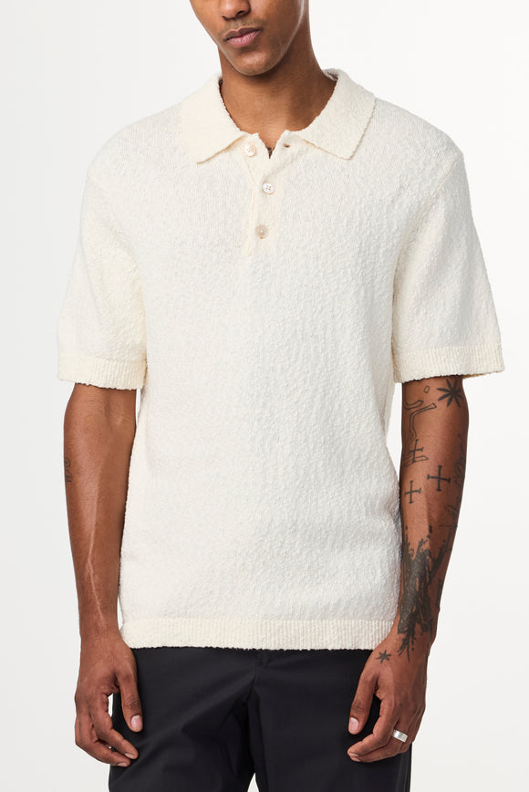 Gros plan sur la maille du Pull Polo S/S Randy Yarn Beige NN.07. Texture douce et légère, confectionnée pour un rendu fluide et élégant. Coutures précises pour une durabilité optimale. Essayez-le dans notre concept store à Versailles.