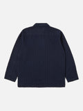Smock Overshirt Indigo Herringbone Denim Universal Works vue de dos. Silhouette légèrement ample pour un tombé fluide et décontracté. Idéale pour une superposition ou un style casual travaillé. Venez l’essayer chez SEE YOU à Versailles.