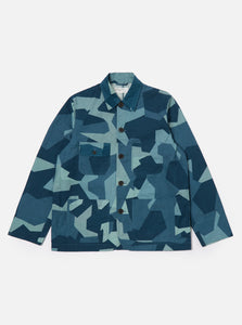 Merchant Jacket Blue Swedish Camo Universal Works, veste inspirée du workwear avec une coupe droite et un col classique. Motif camouflage suédois revisité en teintes bleues, pour un style unique et contemporain. Disponible exclusivement en boutique chez SEE YOU, concept store à Versailles.