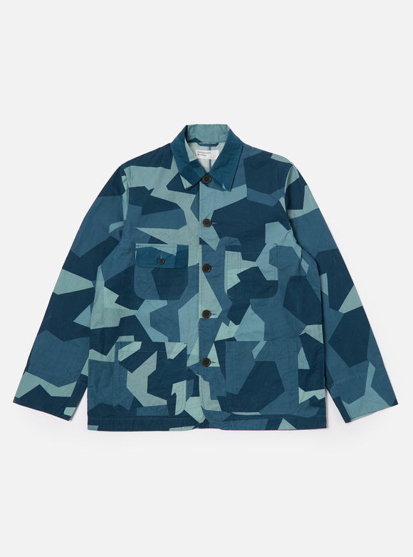 Merchant Jacket Blue Swedish Camo Universal Works, veste inspirée du workwear avec une coupe droite et un col classique. Motif camouflage suédois revisité en teintes bleues, pour un style unique et contemporain. Disponible exclusivement en boutique chez SEE YOU, concept store à Versailles.