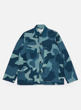 Merchant Jacket Blue Swedish Camo Universal Works, veste inspirée du workwear avec une coupe droite et un col classique. Motif camouflage suédois revisité en teintes bleues, pour un style unique et contemporain. Disponible exclusivement en boutique chez SEE YOU, concept store à Versailles.