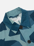 Détail du col classique et de la fermeture boutonnée de la Merchant Jacket Blue Swedish Camo Universal Works. Inspirée des vestes de travail traditionnelles, revisitée dans un esprit contemporain. Essayez-la dès maintenant chez SEE YOU, concept store à Versailles.