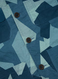 Focus sur les poches plaquées et les détails de la Merchant Jacket Blue Swedish Camo Universal Works. Coutures soignées et finitions haut de gamme pour un rendu authentique et stylé. Essayez-la dès aujourd’hui chez SEE YOU, concept store à Versailles.