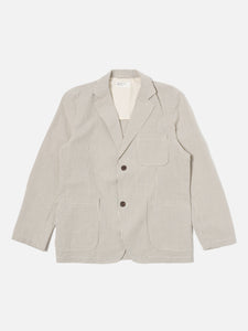 Two Button Jacket Grey Derby Stripe Universal Works, veste élégante et minimaliste avec une coupe ajustée. Tissu texturé à fines rayures grises pour un look intemporel et raffiné. Fermeture à deux boutons pour une allure moderne et structurée. Disponible exclusivement en boutique chez SEE YOU, concept store à Versailles.